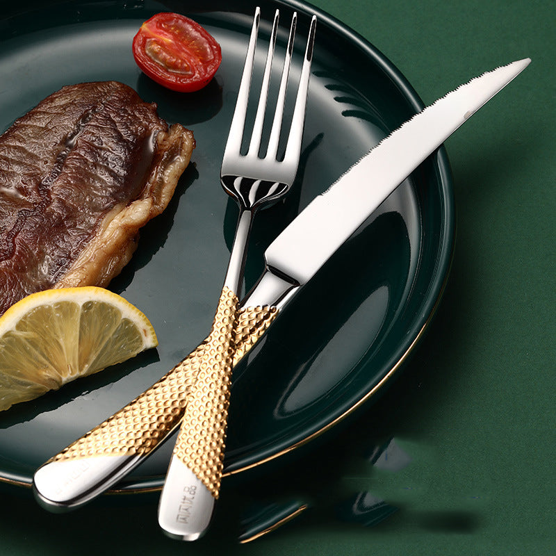 Talheres para Bife Dourado Mōva — Faca Reforçada e Garfo — detalhe do acabamento | Mova Decor
