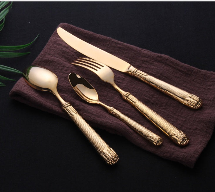 Jogo de Talheres Dourado com Cabo em Relevo Mōva — 4 Peças — detalhe do acabamento | Mova Decor