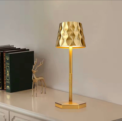Luminária Onde d'Or™ — Mōva Decor Uma peça que carrega luz e movimento em cada curva.