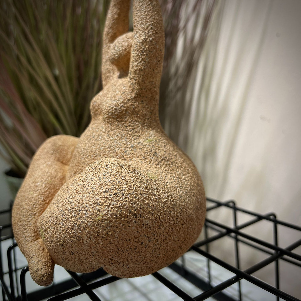 Escultura decorativa de ioga em resina no ambiente