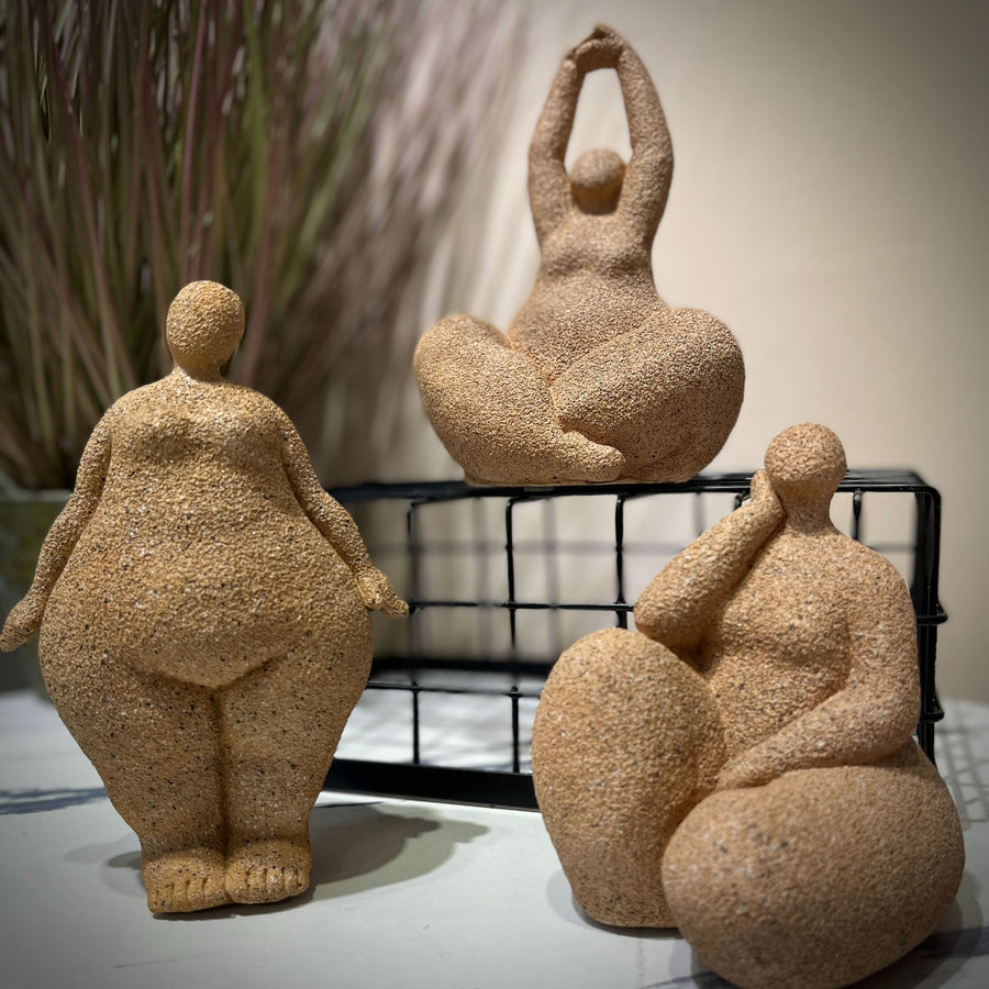 Detalhe do acabamento da escultura de ioga em resina