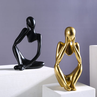 Esculturas abstratas preto fosco e dourado em pedestais brancos, design minimalista oco — Mova Decor