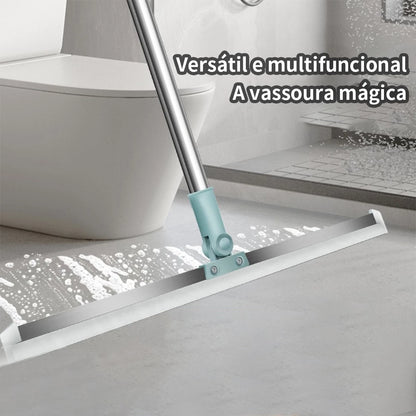 Rodo PureSweep puxando água no piso do banheiro
