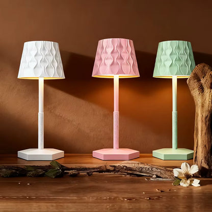 Luminária Onde d'Or™ — Mōva Decor Uma peça que carrega luz e movimento em cada curva.