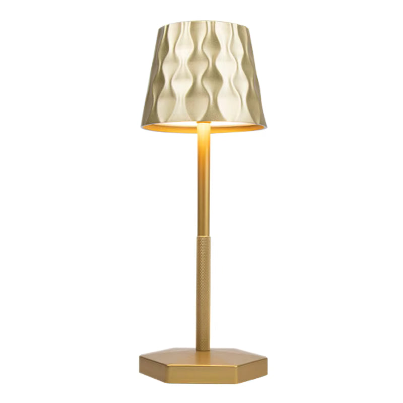Luminária Onde d'Or™ — Mōva Decor Uma peça que carrega luz e movimento em cada curva.