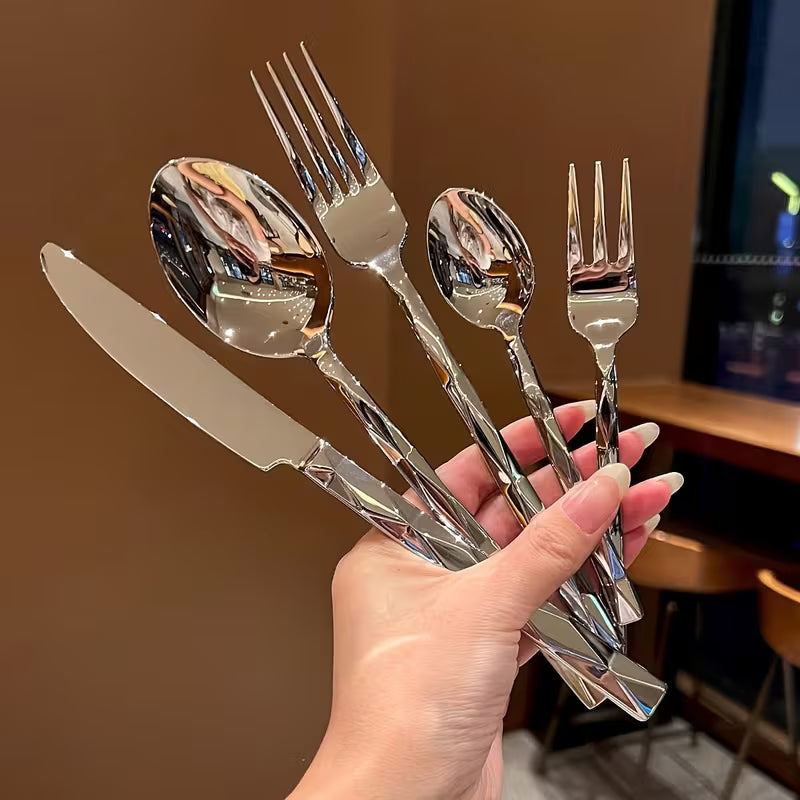 Aurora Diamanté™ – Jogo de Talheres Premium em Aço com Design Facetado — referência de uso no ambiente | Mova Decor