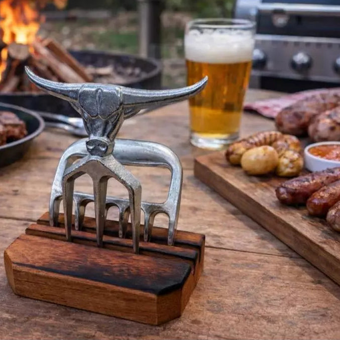 Kit Garra De Urso + Tridente Alumínio Base Madeira Churrasco — referência de uso no ambiente | Mova Decor