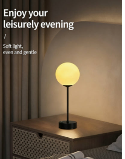Aurum luminária acesa em ambiente externo coberto ao entardecer