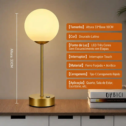 Luminária de mesa Aurum recarregável na cor dourada