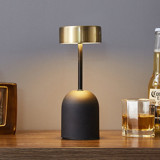 Luminária de mesa em formato de taça Mōva em destaque