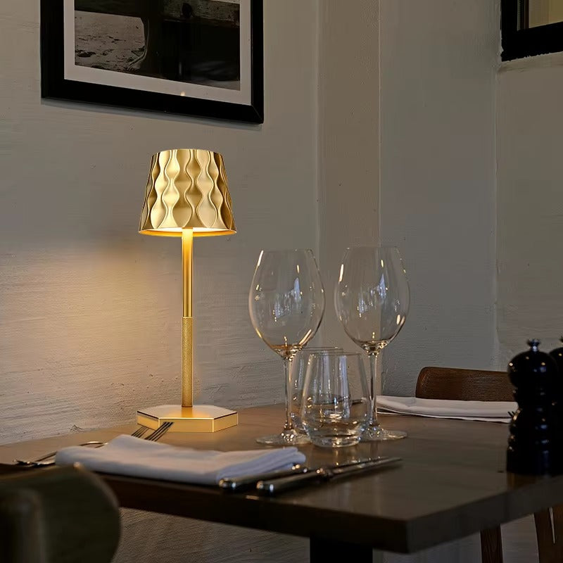 Luminária Onde d'Or™ — Mōva Decor Uma peça que carrega luz e movimento em cada curva.