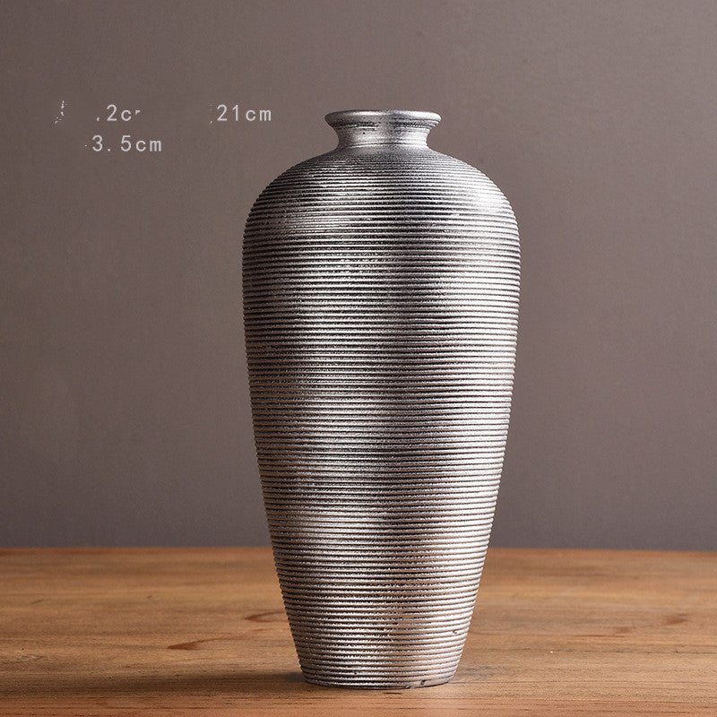 Detalhe do vaso de cerâmica em formato de arco