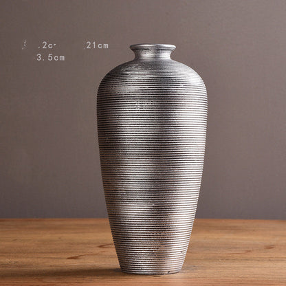 Detalhe do vaso de cerâmica em formato de arco