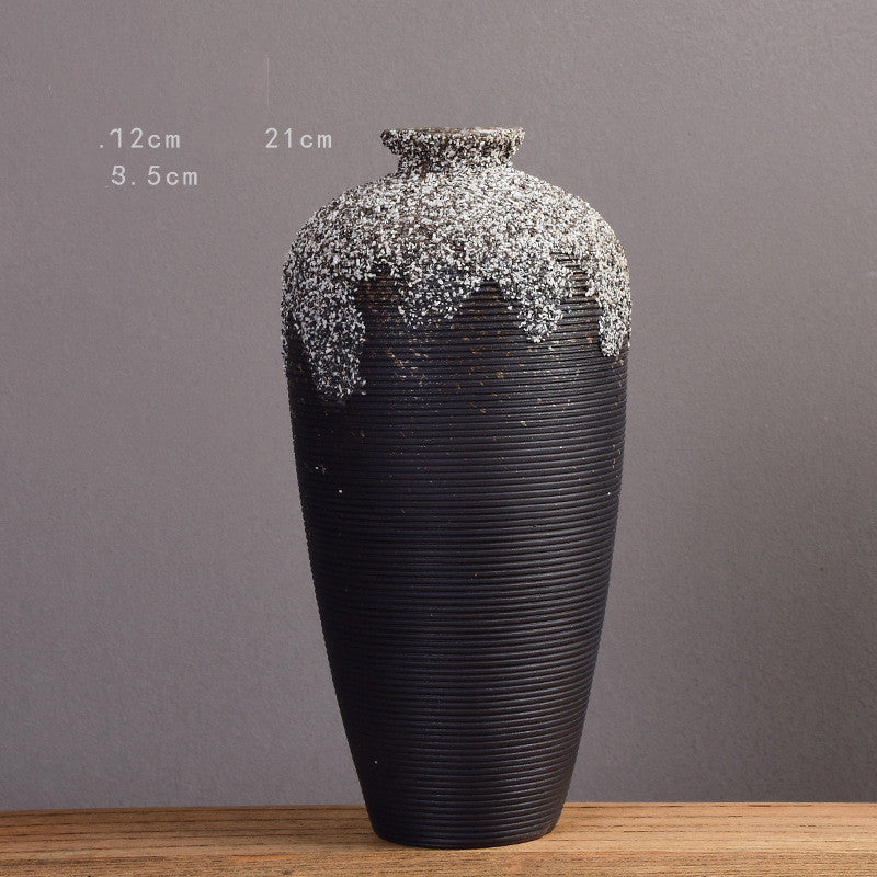 Vaso de cerâmica em arco na decoração