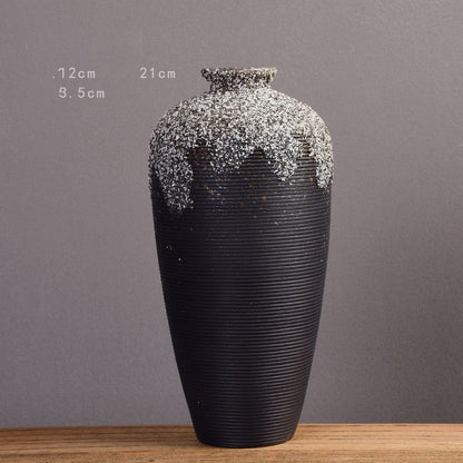 Vaso de cerâmica em arco na decoração