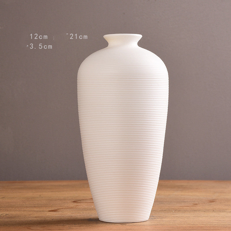 Vaso decorativo de cerâmica sobre aparador
